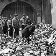 Palachův pohřeb - stojím ve čtvrté dvojici, jediný s brýlemi